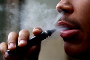 Parlamento francês apoia proposta para proibir cigarros eletrónicos descartáveis