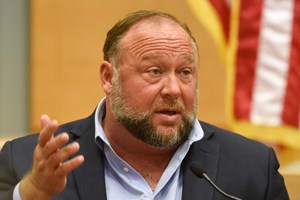 Alex Jones, autor de teorias de conspiração, regressa ao X