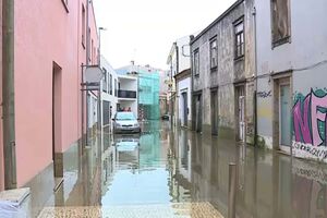 Ruas cortadas e campos agrícolas inundados na Póvoa de Varzim devido à chuva