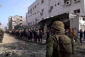 Exército israelita divulga alegadas imagens de palestinianos a renderem-se e a entregarem as armas em Gaza  