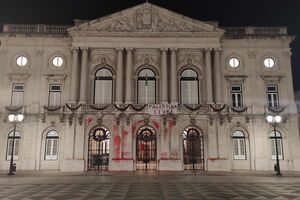 Ativistas hasteiam bandeira da Palestina e pintam fachada da Câmara Municipal de Lisboa