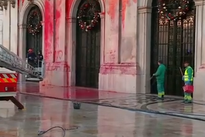 Ativistas hasteiam bandeira da Palestina e pintam fachada da Câmara Municipal de Lisboa