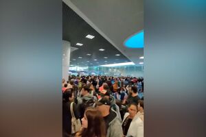 Passageiros perdem voos devido às filas de espera no controlo de passageiros no Aeroporto de Lisboa 