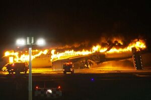 Imagens mostram avião a ser consumido pelas chamas na pista do aeroporto de Haneda em Tóquio