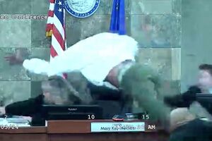 Juíza atacada por criminoso durante leitura de sentença nos EUA