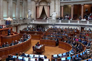 Decretada a dissolução do Parlamento