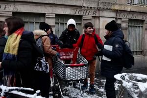 Crianças e turistas desfrutam da neve em Paris