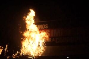 Cartaz do Chega queimado em Lisboa