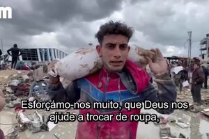 “Tenho três filhos e não sei como vou alimentá-los”: Palestinianos lutam por farinha à medida que fome alastra em Gaza