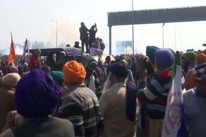 Polícia indiana dispara gás lacrimogéneo contra agricultores em protesto