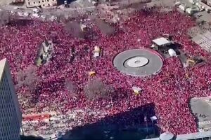 Imagens aéreas mostram a multidão nas comemorações do Super Bowl antes do tiroteio