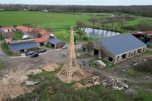Dois amigos constroem réplica da Torre Eiffel em madeira reciclada
