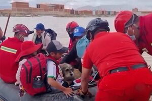 Famílias resgatadas com barcos devido a cheias na Bolívia