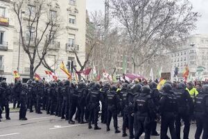 Polícia espanhola entra em confronto com agricultores em protesto 