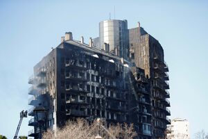 Quatro mortos e 15 desaparecidos em incêndio que consumiu prédio em Valência