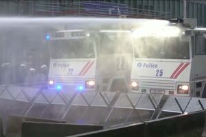 Polícia dispara canhões de água durante protesto de agricultores em Bruxelas