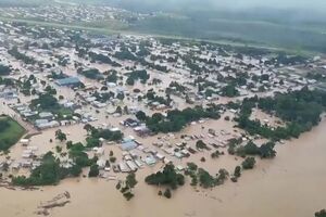 Chuva torrencial transforma ruas em autênticos rios na Amazónia peruana