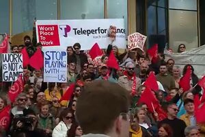 Centenas de trabalhadores da Teleperformance protestam em Lisboa por melhores salários