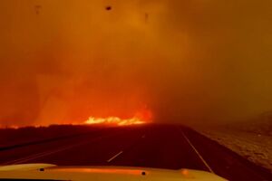 Vídeo mostra veículo a atravessar estrada cercada pelas chamas no Texas