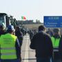 Agricultores bloqueiam estradas de norte a sul do País. 'Em breve tomamos Lisboa'