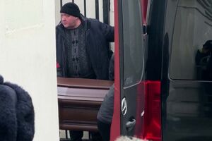 Urna de Alexei Navalny chega à igreja onde se vão realizar as cerimónias fúnebres