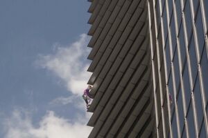 ‘Homem-Aranha francês’ escala torre de 47 andares nas Filipinas 