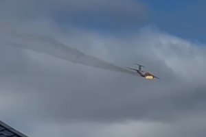 Avião de transporte militar russo incendeia-se e despenha-se a nordeste de Moscovo