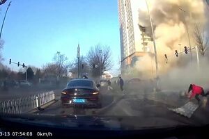 Imagens mostram mulher a ser atingida por destroços durante explosão de edifício na China