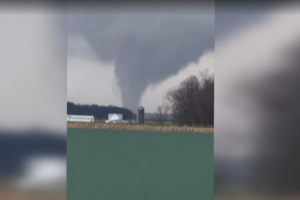 Tornado de grandes dimensões atinge o estado norte-americano do Ohio