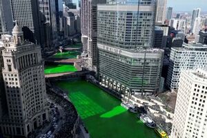 Rio de Chicago tingido de verde para celebrar o irlandês ‘St. Patrick’s Day’
