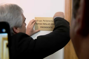 Paulo Portas emociona-se no momento em que é colocada a placa do CDS no Parlamento