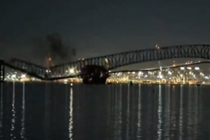 Ponte desaba nos EUA após navio de carga colidir com pilar. Veja as imagens