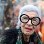 Ícone da moda Iris Apfel morre aos 102 anos