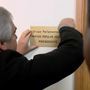 Paulo Portas emociona-se ao ver placa do CDS ser colocada de novo no Parlamento