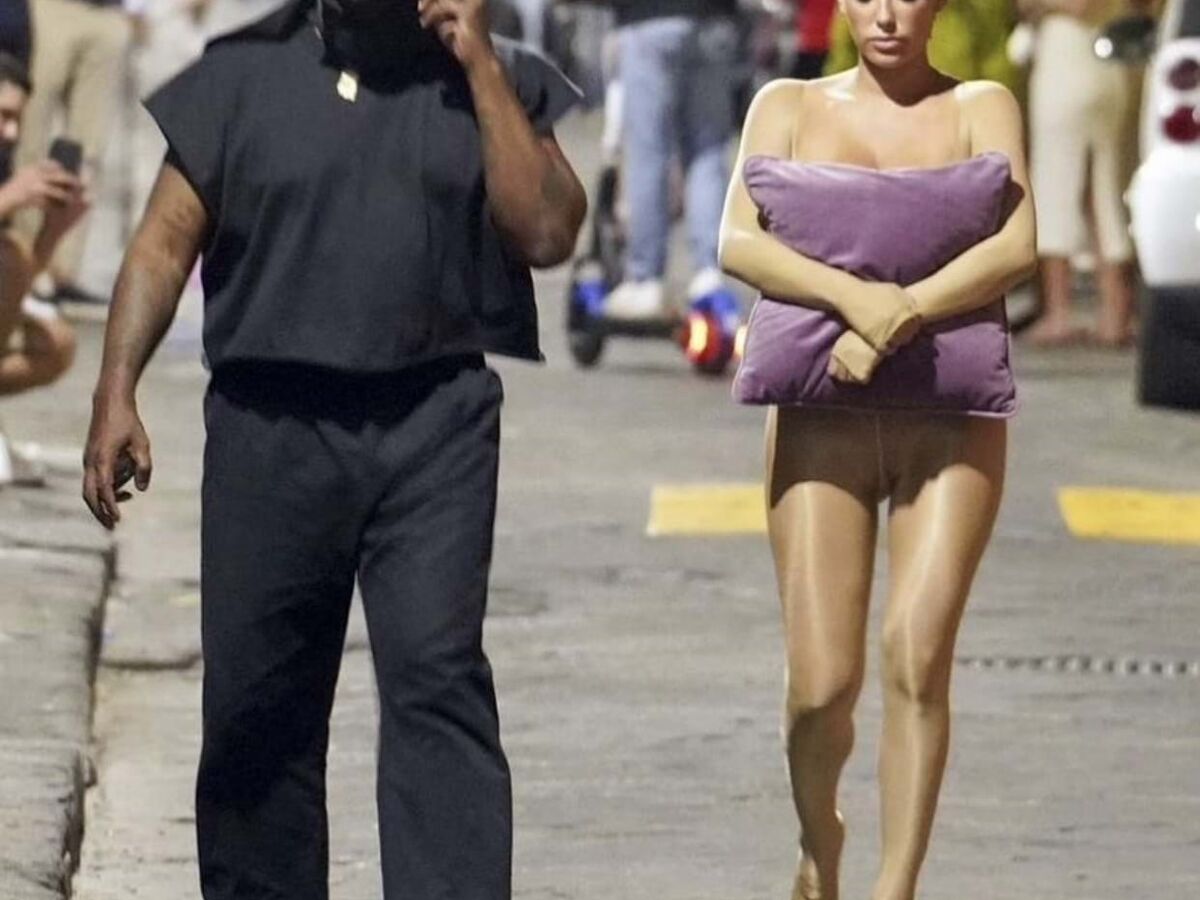 Bianca Censori. "Vestida" para escandalizar