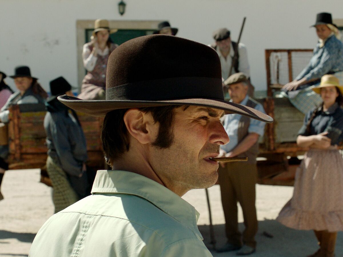 De "3 Mulheres" a "O Atentado": 8 séries para perceber o 25 de Abril