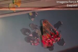 Idoso de 82 anos resgatado pela Força Aérea de navio cruzeiro em alto-mar. Veja o momento