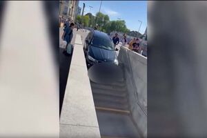 Condutor engana-se e deixa carro nas escadas de acesso à estação de metro da Casa da Música