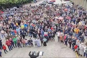 Santiago de Compostela celebra o 25 de Abril com dezenas a cantar 'Grândola, Vila Morena' em uníssono
