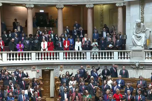 Partidos cantaram 'Grândola Vila Morena' perante bancadas vazias do Chega