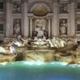 Qual é o destino das moedas atiradas na Fontana di Trevi? 