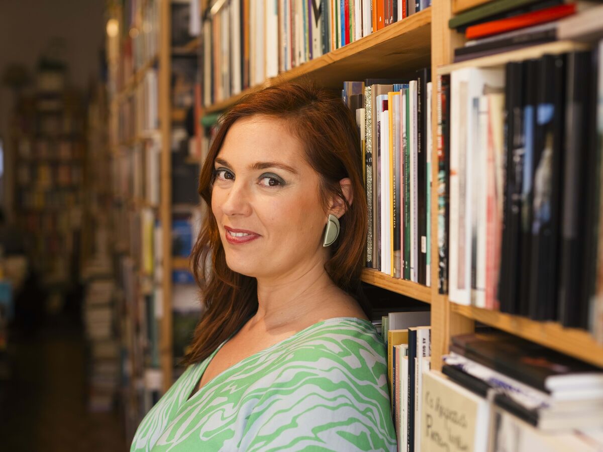 Os estilhaços e as memórias do primeiro romance de Rita Canas Mendes