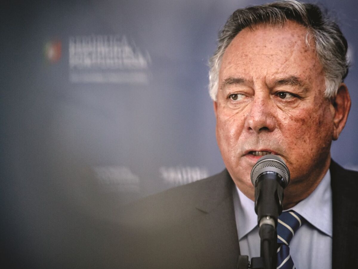 António, o tiro-no-pé, Tânger Corrêa