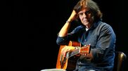 <![CDATA[ Luís Represas (1956-2026): "No Natal, dei com 500 escudos no sapatinho e comprei uma guitarra" ]]>
