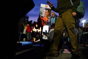 Familiares e apoiantes de Dror Or assinalam o seu 49º aniversário enquanto se encontrava refém do Hamas, a 18 de janeiro de 2024. 