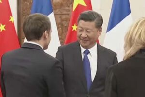 Xi Jinping aterra em França para viagem rara e tensa