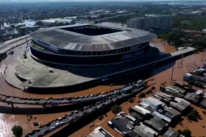 Imagens impressionantes mostram estádio de futebol transformado em piscina de lama no Brasil