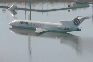 Avião a boiar, pista e carros submersos: Imagens mostram aeroporto de Porto Alegre totalmente inundado