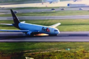 Imagens de videovigilância captam momento em que avião aterra de ‘nariz’ após falha no trem de aterragem 