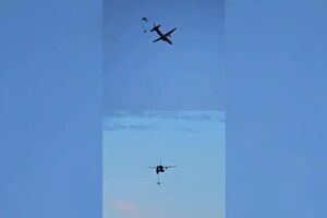 Aviões militares começam a lançar ajuda de paraquedas a moradores em áreas isoladas pelas cheias no sul do Brasil 